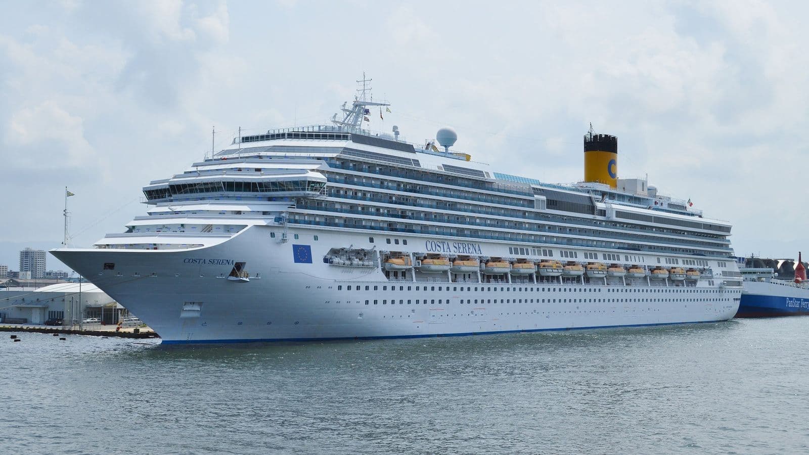 Crucero Costa Serena atracado en puerto