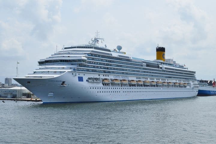 Crucero Costa Serena atracado en puerto