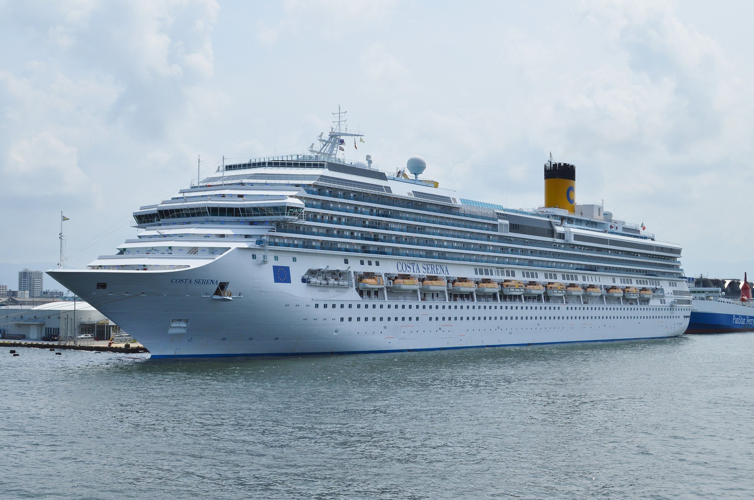 Crucero Costa Serena atracado en puerto, salida desde Buenos Aires con escala en Montevideo