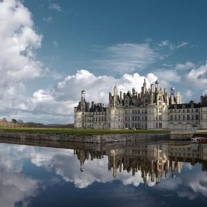 Tour de grupos pequeños a Chambord y Chenonceau con almuerzo en un castillo privado, desde París en TGV París, París - Francia  Duración: 14 horas  Número máximo de viajeros: 8