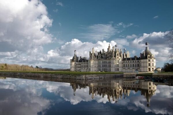 Tour de grupos pequeños a Chambord y Chenonceau con almuerzo en un castillo privado, desde París en TGV París, París - Francia  Duración: 14 horas  Número máximo de viajeros: 8