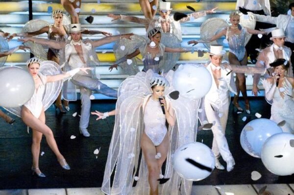 Paris Paradis Latin Show, Champagne y Macarons París, Ile de France y París - Francia Duración: 90 minutos  Número máximo de viajeros: 9