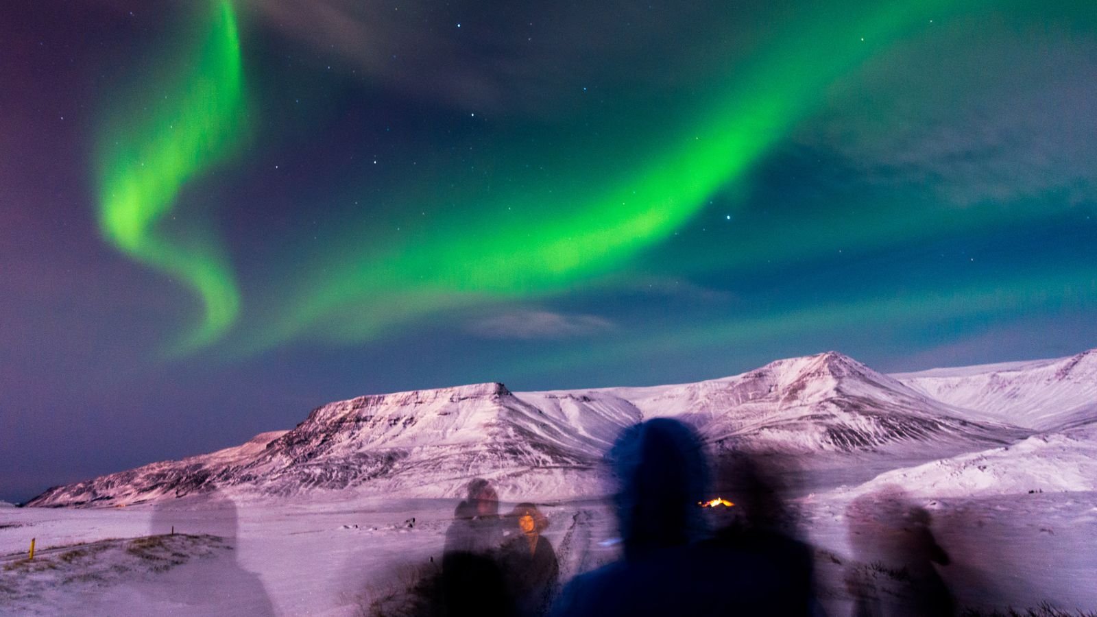 Cómo ver auroras en Islandia bajo un cielo nocturno despejado