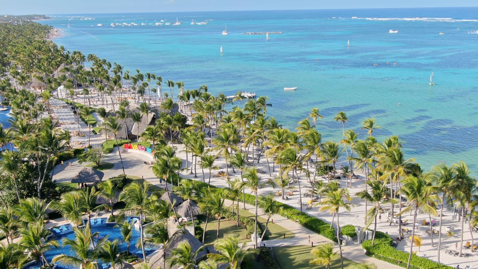 Caribe o Brasil desde Uruguay con playa tropical y agua turquesa