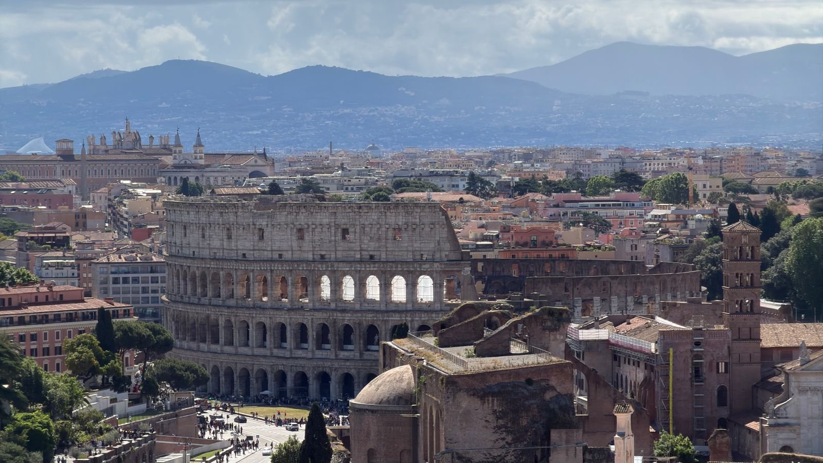 Circuito por Italia desde Uruguay con vista aérea del Coliseo de Roma