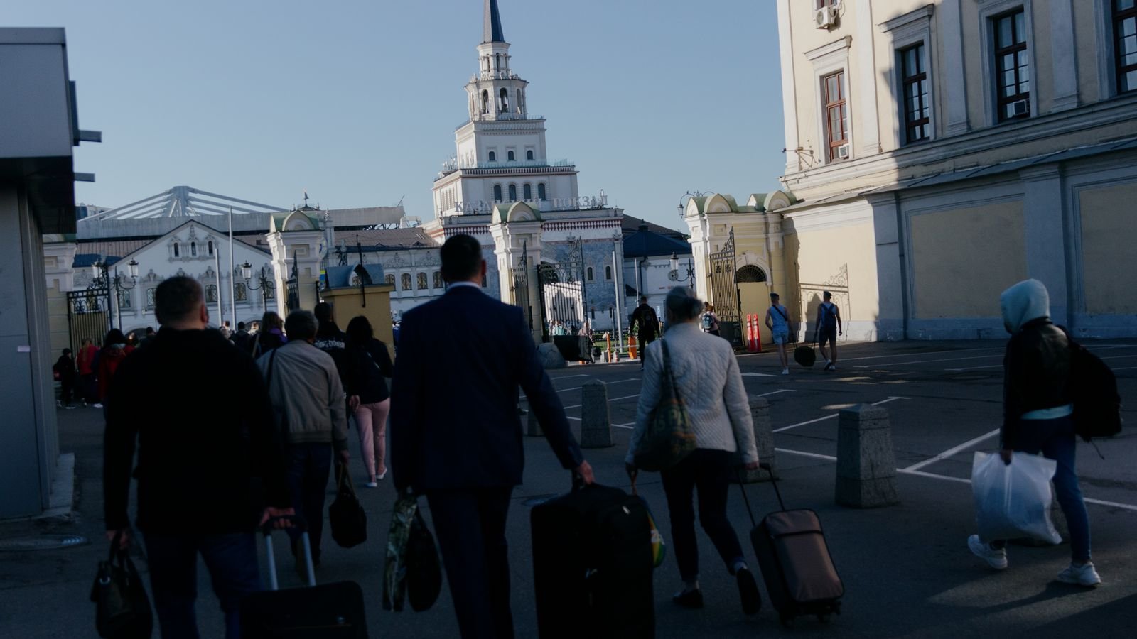 Circuito organizado o viaje por cuenta propia: turistas recorriendo una ciudad