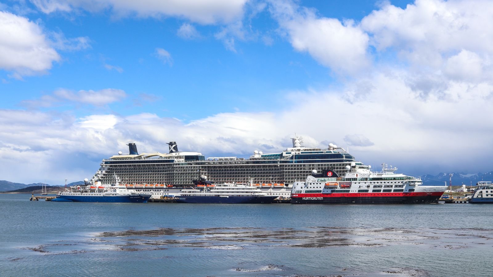Crucero por Sudamérica o el Caribe con barco en el puerto de Ushuaia
