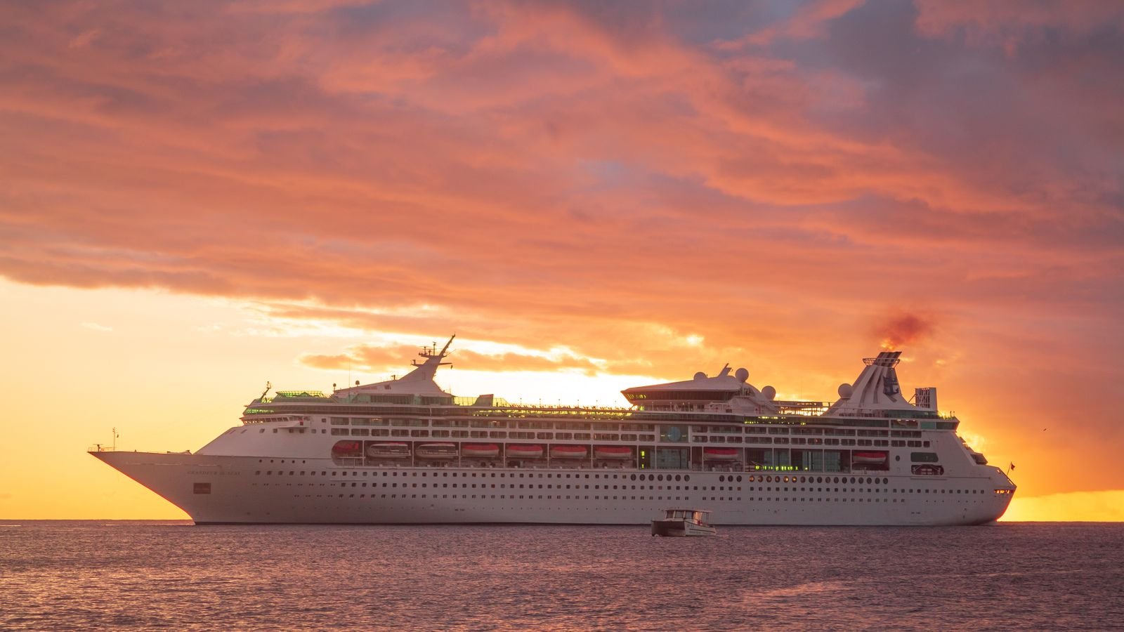 Crucero por Sudamérica o el Caribe navegando frente a una isla tropical