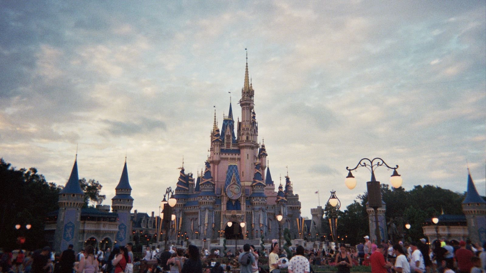 Disney Orlando en familia con visitantes frente a Magic Kingdom