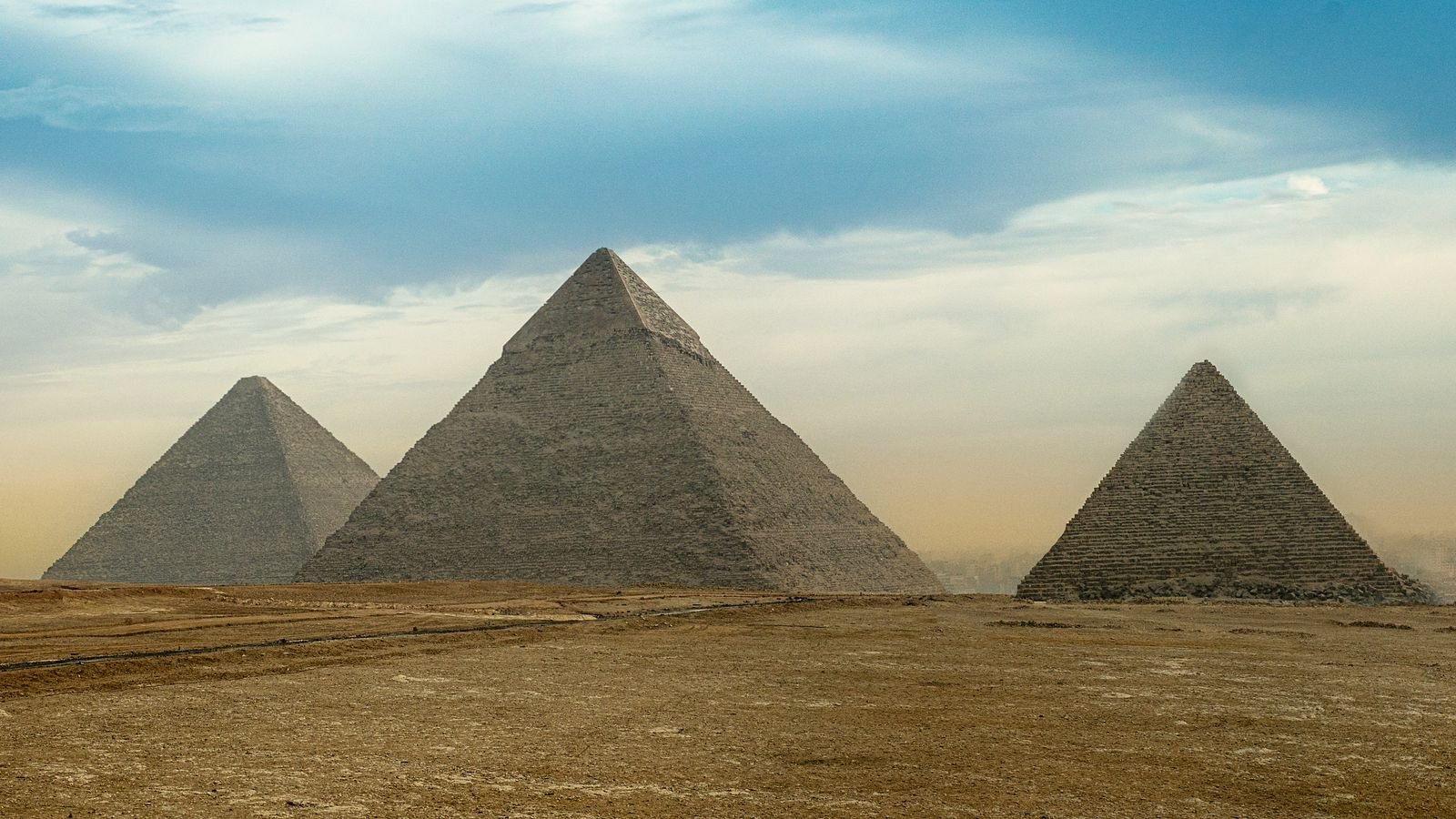 Egipto Sensacional con las Pirámides de Guiza bajo un cielo amplio