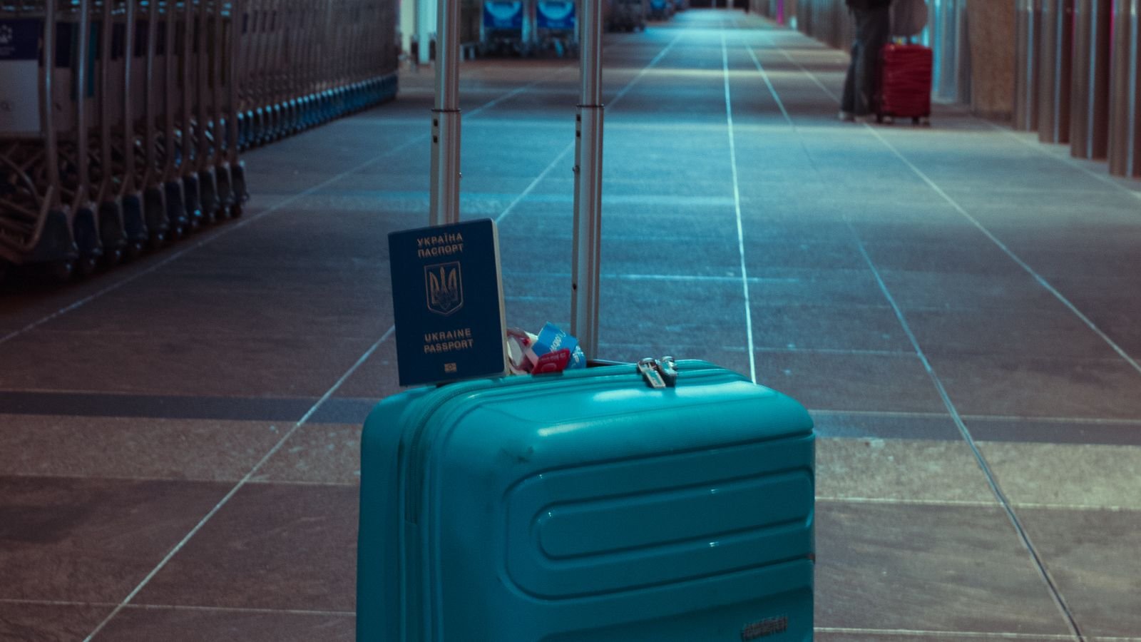 Equipaje y pasaporte para organizar un viaje internacional desde Uruguay
