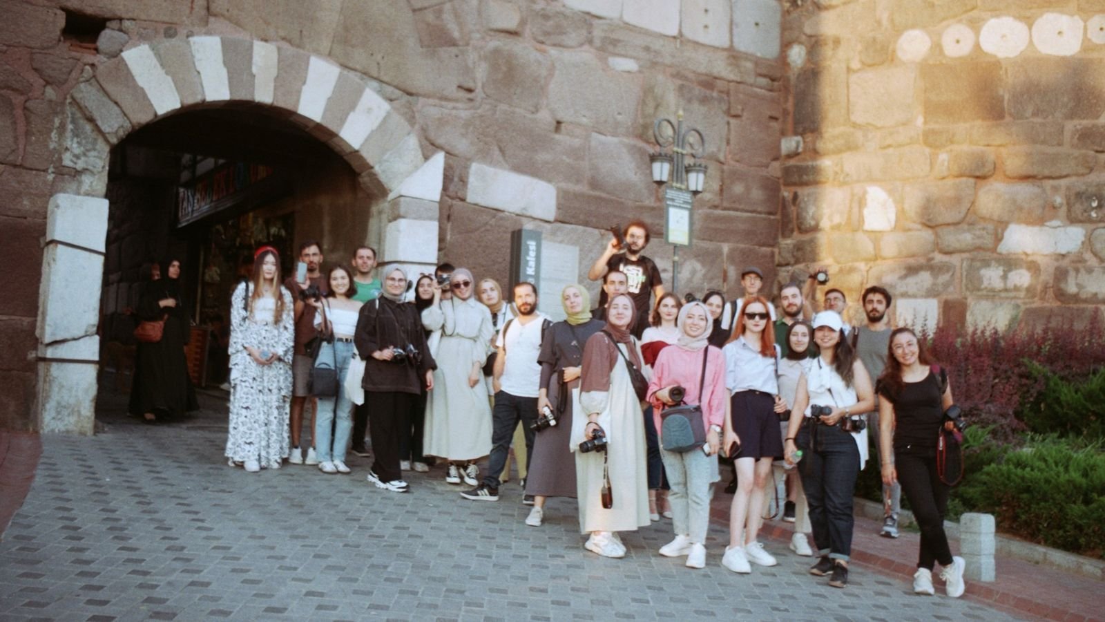 Viaje grupal acompañado: pasajeros visitando una ciudad histórica