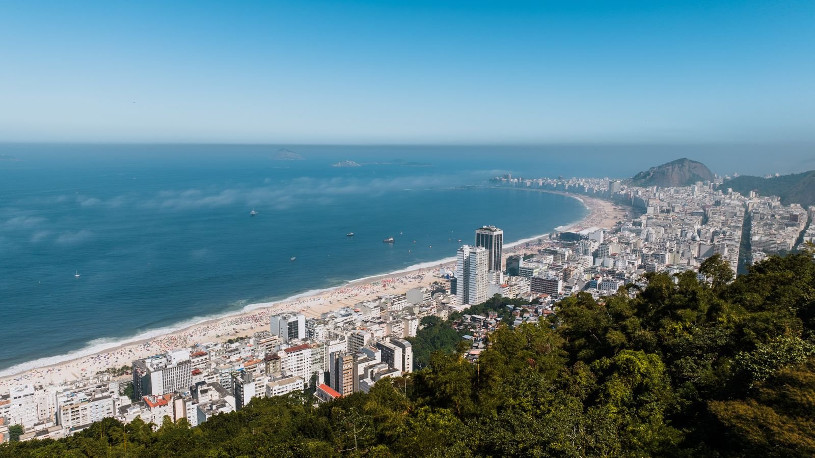 Mejores destinos de Brasil con vista aérea de Copacabana en Río de Janeiro