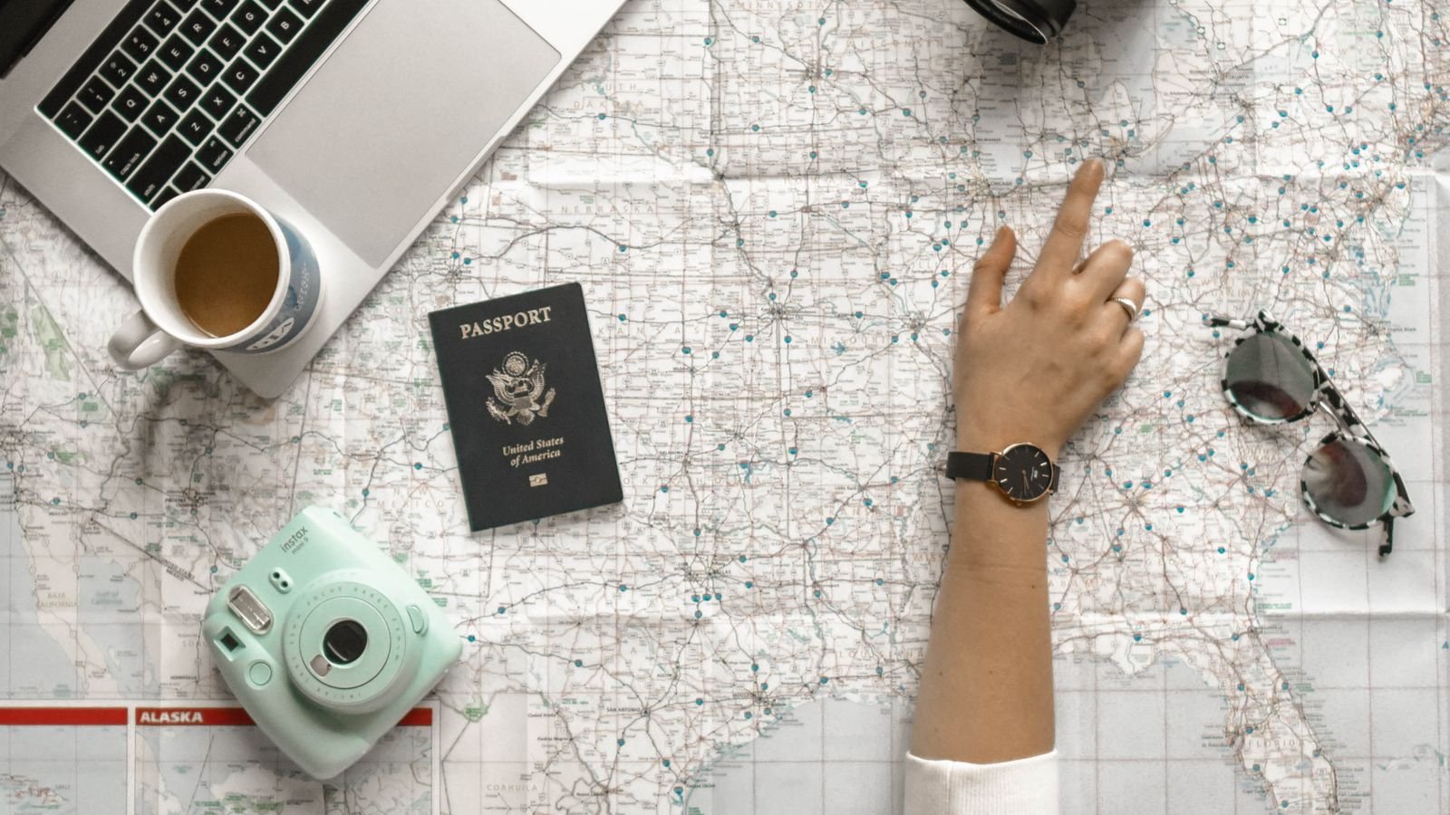 Circuito organizado o viaje por cuenta propia: planificación con mapa y pasaporte