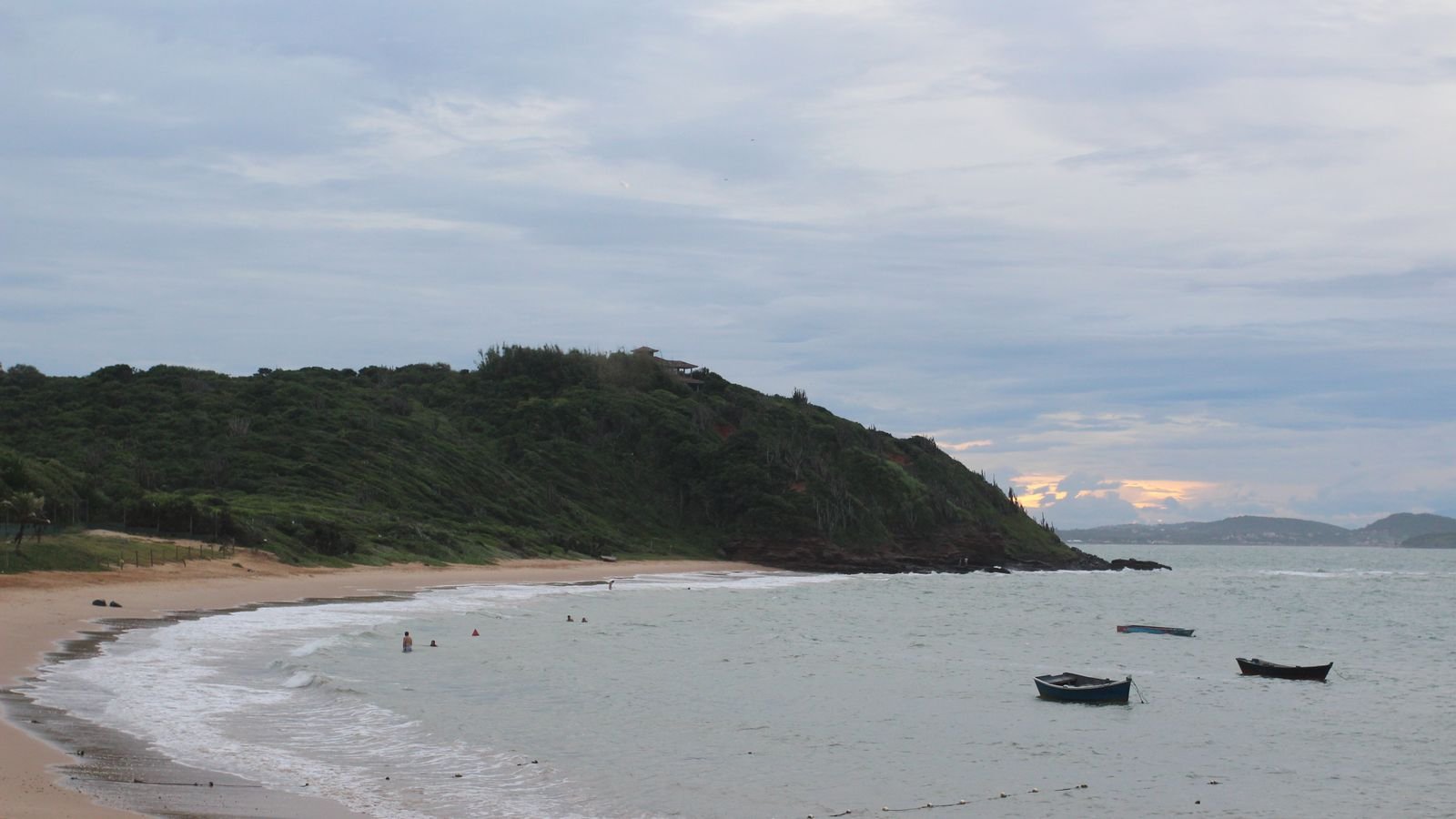 Viajar a Búzios desde Uruguay con playa y barcos en la costa