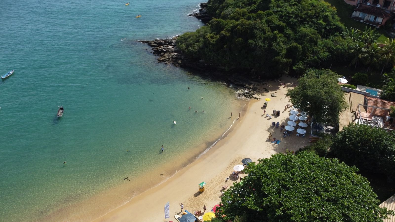 Viajar a Búzios desde Uruguay con vista aérea de una playa tropical