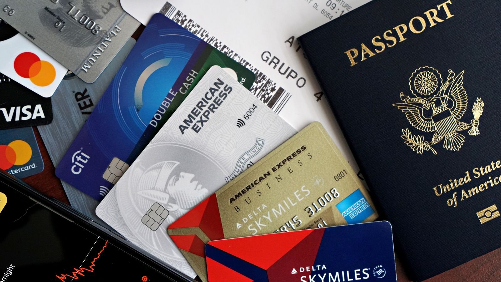 Seguro de viaje desde Uruguay junto a pasaporte, tarjetas y pasaje