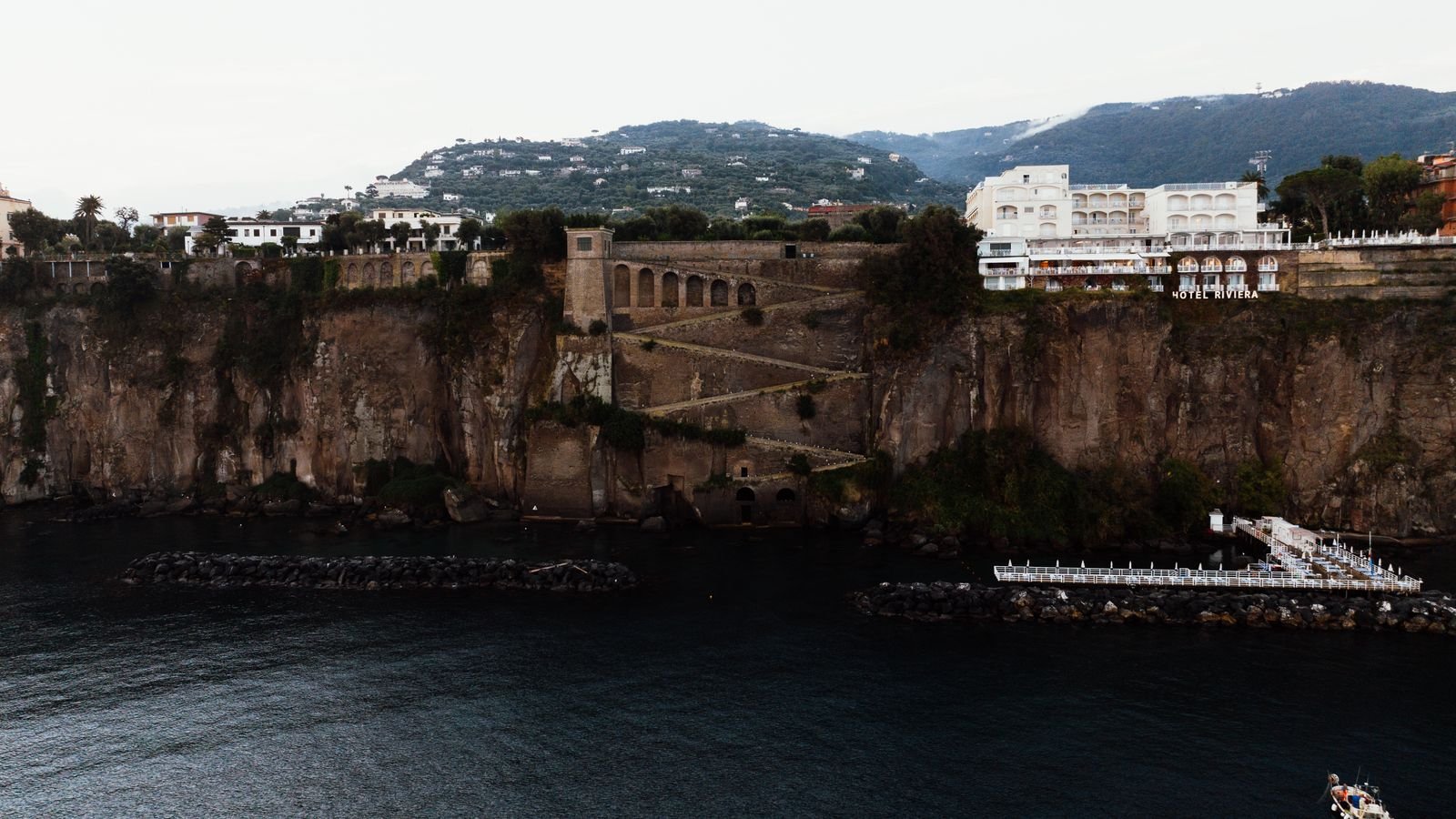 Circuito por Italia desde Uruguay con costa y acantilados de Sorrento