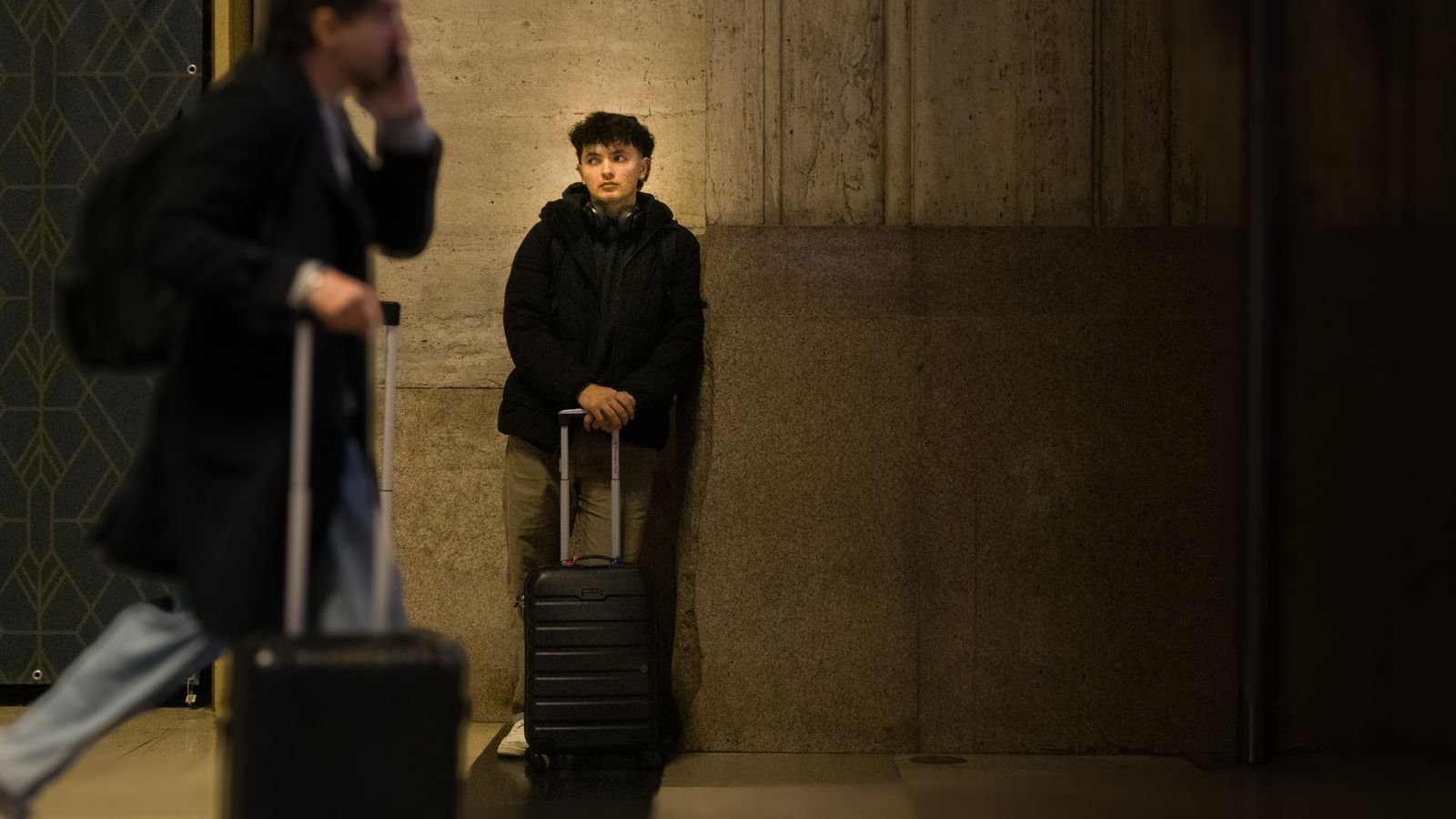 Viajar a Europa desde Uruguay: viajeros con equipaje en una estación europea