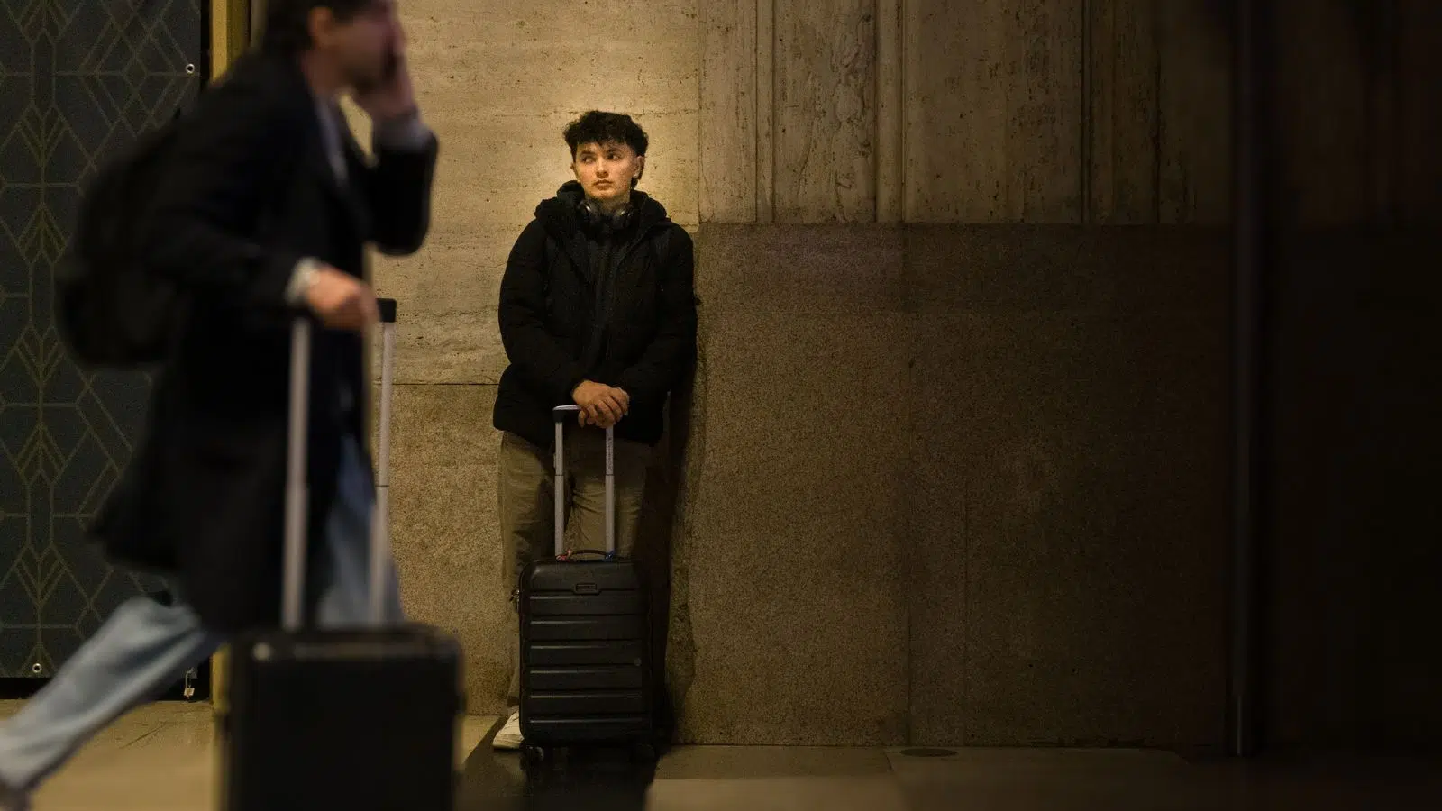 Viajar a Europa desde Uruguay: viajeros con equipaje en una estación europea