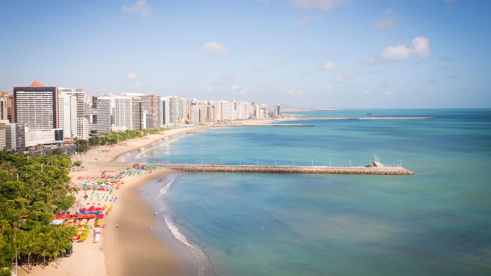 Viajar a Fortaleza desde Uruguay con vista aérea de la playa y la ciudad