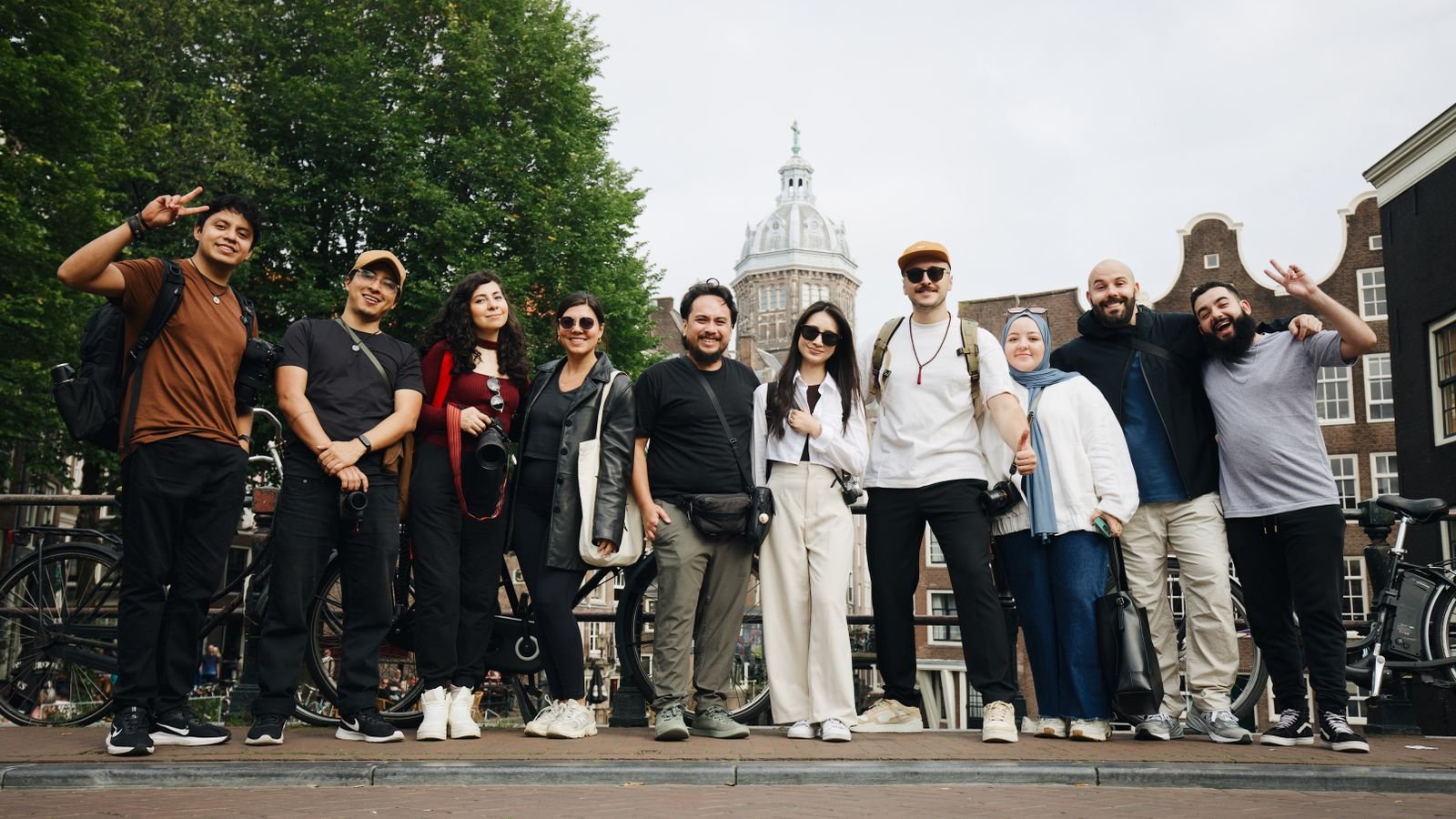 Viaje grupal acompañado: grupo de turistas recorriendo Ámsterdam