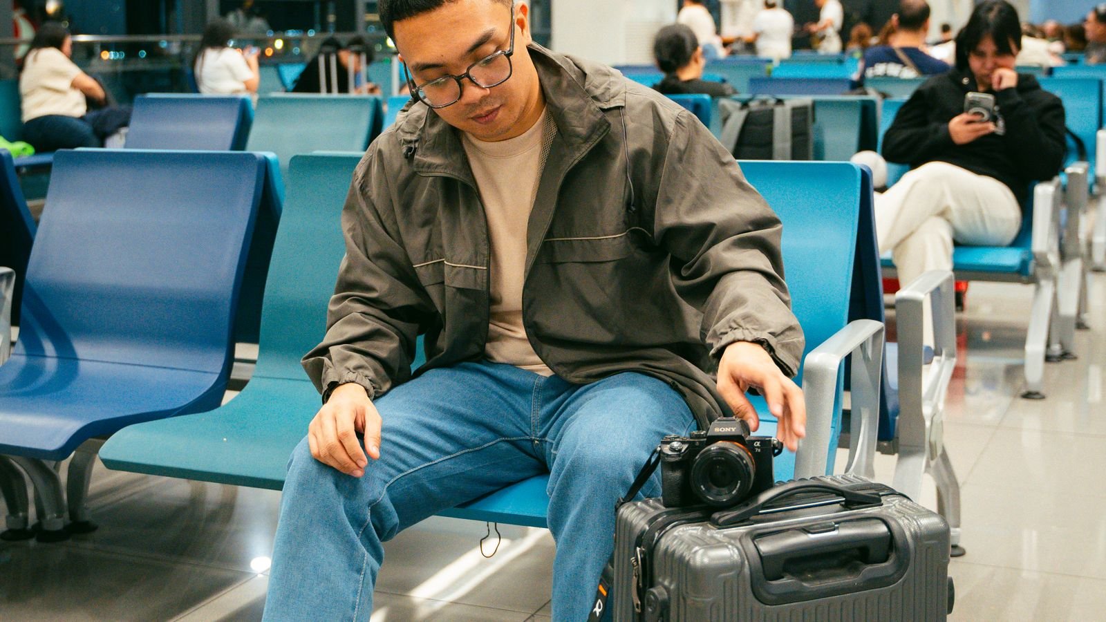 Viaje internacional desde Uruguay: viajero con equipaje en el aeropuerto